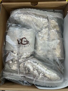 RARE UGG Classic Short Sequin Silver Glitter Boots Size 8 NIB - Great for gift